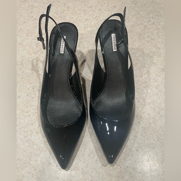 Vera Wang Kitten Heel pump - Picture 2 of 4